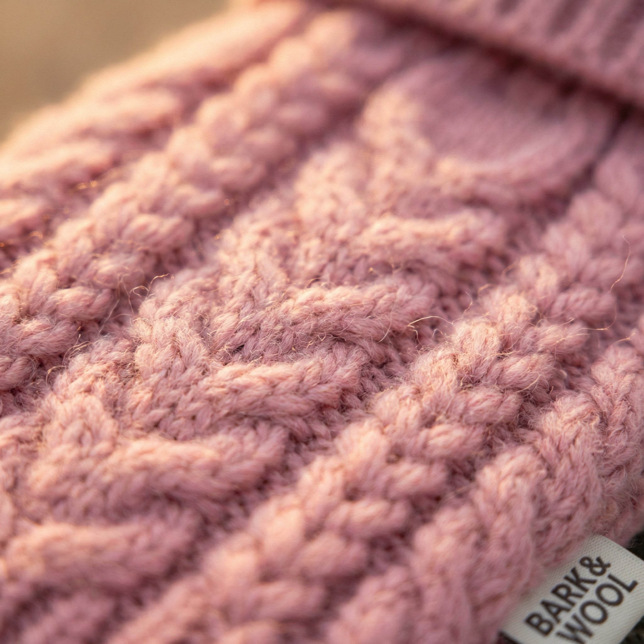 Roze Gebreide Hondentrui Met Kabelpatroon